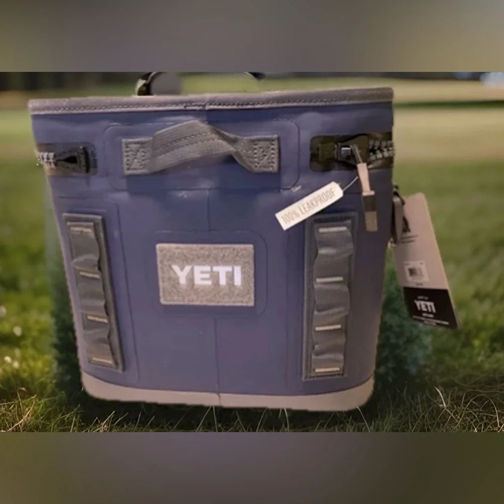 YETI Hopper Flip 8 Soft Cooler Navy 100% Leakproof NWT w Strap & Zip Lubricant - Picture 3 of 6